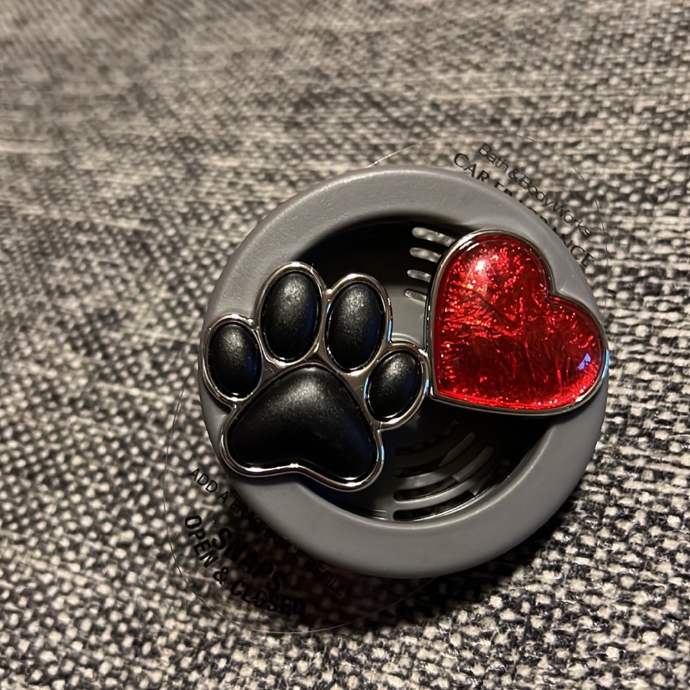 NWT Bath and Body Works PAW & HEART VENT CLIP
Car Fragrance Holder